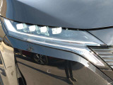対向車がいてもハイビームを維持できるアダプティブLEDヘッドライトを装備。車速に応じてハイビームの自動配光を維持して、常に視認性の高い状態が維持されます。