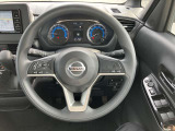 【ハンドルリモコン】運転中でも手を離さずにオーディオ操作ができ、安全性と快適性がアップします。音量調整や曲送りもスムーズで、視線をそらさずに操作できます。