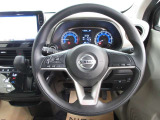 運転が楽しくなる明るく開放的な運転席まわりです。