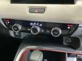 運転席/助手席シートヒーターで寒い日もすぐに温かくなり快適に過ごせます。3段階の温度調整が可能です