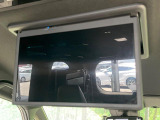 【14型有機ELフリップダウン】三列目からでも迫力のエンタメが観れる大画面フリップダウン。有機ELのモニターでは、一般的なフリップダウンよりも高コントラストでキレイな映像を楽しめます。