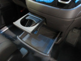 運転席からも助手席からも使いやすい位置に、引き出し式ドリンクホルダーとスマホなどを置けるトレイを配置しています。