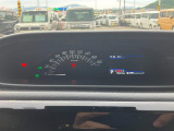 インパネセンターにメーターパネルレイアウト。常時発光で見やすく、ランプ色でエコドライブをサポート。