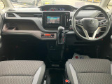 ブラック基調のカラーセンターメーター!クールなインパネ!運転席側に【インパネアッパーボックス】増設。