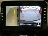 ギアを『R』に入れた後、カメラボタンを押すと、運転席から見えない左側面をナビ画面にうつしてくれるので、幅寄せや縦列駐車がし易くなります。