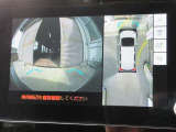 パノラミックビューモニター付きです。車両を上から見たような映像をディスプレイオーディオ画面に表示。運転席からの目視だけでは見にくい、車両周辺の状況をリアルタイムでしっかり確認できます。