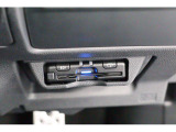 高速道路の必需品ETCを装備。専用のケースに収まっているのでスッキリとしています。