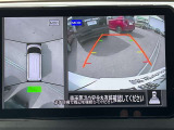 空から見ているような視点で周囲が確認できるアラウンドビューモニター、クルマの真上から見ているかのような映像によって、周辺の見えにくい障害物でも気付くことができます。