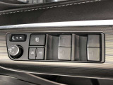 パワーウィンドのスイッチです。運転席に座りながら、助手席や後席の窓を開け閉めできるので大変便利ですよ。