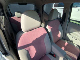 車内が明るく広く感じるピンクベージュ色。