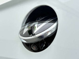 エンブレム内蔵型バックカメラはリバースにすることで作動、雨天時などの水滴による視界不良を低減しクリアな視界を確保。