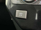 充電用USB端子付き。スマートフォンなどの充電に便利です。