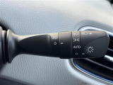 【オートライト(AUTO)】外の明るさをシステムが感知して、自動でヘッドライトが点灯します。ヘッドライトをつけ忘れを防ぐ便利機能です。