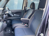 運転席シートには肘掛もついてます。
