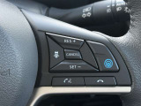 【プロパイロット】高速道路のロングドライブをアシスト。アクセル・ブレーキを制御し前方車との車間距離を保ち、ハンドル操作を制御アシストし走行車線を維持します。