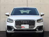 ●一目でAudiとわかる特徴的なシングルフレームグリル・LEDランプ。精悍なフロントマスクからAudiのスマートで上品なブランドを連想させてくれます。女性にも大変ご好評頂いております。