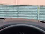 運転視界の遠方上方に虚像を投影することで前を見ながら情報の視認ができます。本当にドライバーが必要な情報を適切に伝え、楽しんで頂くことを考えた新世代装備です。※虚像は2.6m前方に浮かぶイメージです。