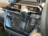 スイッチ方式のシフトは、インパネ周りの突起物をなくし、運転席から助手席へのサイドスルーを簡単にします。