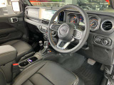 運転席側内装になります。