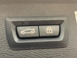 電動パワーゲートです。開閉がボタン1つで開け閉め行えます。また、状況に応じてのトランクハッチ開閉量を簡単に設定可能です。スマートオープナーも便利な機能です。ぜひお試しください。