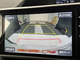 こちらのバックカメラは画面にラインが表示されておりますので、バック時のクルマの進行方向の目安になります。より高いレベルで車庫入れをサポートする、便利な機能ですね。