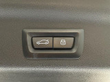 電動パワーゲートです。開閉がボタン1つで開け閉め行えます。また、状況に応じてのトランクハッチ開閉量を簡単に設定可能です。スマートオープナーも便利な機能です。ぜひお試しください。
