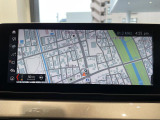 BMWのナビゲーションは操作性も良く、詳細な地図情報と交通状況を見やすく表示し、快適なドライビングをサポートしながら目的地までナビゲートします。