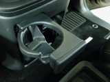 運転席からも助手席からも使いやすい位置にドリンクホルダーを配置しています。