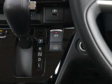 【オートブレーキホールド】信号待ち等でブレーキペダルを踏んで停車した際、ペダルから足を離してもブレーキ力を保持してくれる機能で、ブレーキペダルを踏み続ける必要がなくなるため、足の疲れを軽減します♪