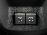 リヤ充電用USB端子付き。スマートフォンなどの充電に便利です。