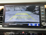 バックカメラの画像です。ガイドラインがスムースな車庫入れをサポートいたします。車庫入れの安心感がアップしますね。