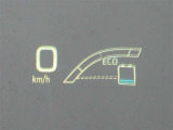 カラーヘッドアップディスプレイ付き。少ない視線移動で情報を確認できるので、運転の疲労軽減に繋がりますよ♪