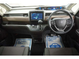 運転にかかわる様々な操作を安全に行えるように視点移動が少なく、操作性に配慮されたスイッチ類が凝縮されたコクピットです。