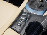 マツダコネクトを操作するコマンダーコントロールです。運転中に自然と手の触れる位置に配置されています。