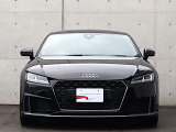 ●Audiが最初に採用したLEDポジショニングランプ。シャープなラインで昼間でも点けていたいと思うほど上品でオシャレです。夜間走行時はさらに目立ちます!