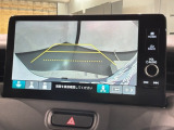 リバースギアに入れるだけで後方の表示へ切り替わります。夜間や雨の日の駐車も楽になりますよ。