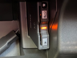 有料道路をキャッシュレスで通行できるETC2.0車載器付きです。運転席足元に設置されています☆