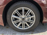 現在16インチのスタッドレスタイヤをはいております。ご納車前に夏タイヤへの組み換えも承っております。
