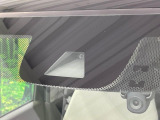 【ホンダセンシング】走行中に前方の車両等を認識し、衝突しそうな時は警報とブレーキで衝突回避と被害軽減をアシスト。より安全にドライブをお楽しみいただけます。