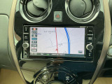 通信ユニット内蔵の日産純正メモリーナビ(MM317D-W)装備、スマホアプリと連動、音声対話検索などに対応した高機能ナビ。