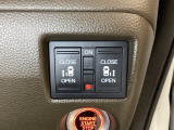 リアドアは乗り降りに便利な両側電動スライドドアです。また運転席に座っていながらスイッチ操作で自在にスライドドアを開け閉めできます。