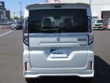 バックカメラが付いているので後方確認が非常にしやすいです。今や運転初心者も熟練者も必須装備!ついていて損はないですね♪