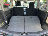 後席を全て倒して、荷物専用のスペースにした状態です。これなら長いものも積めますし、ご旅行や趣味に活用できますね。