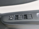 【パワーウインドゥマスタースイッチ】運転席より助手席やリヤドアガラスの開閉が出来るので便利ですね!運転席以外のウインドロック機能も付いています。