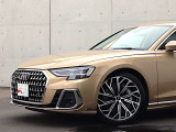 ●Audiが最初に採用したLEDポジショニングランプ。シャープなラインで昼間でも点けていたいと思うほど上品でオシャレです。夜間走行時はさらに目立ちます!