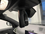 自動防眩機能を備えたルームミラー。ETC車載器を搭載しておりスタイリッシュかつ機能性を兼ね備えております。