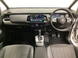 車内は光触媒抗菌消臭施工済です。スタイリッシュなデザインでスポーティなインパネ周りを演出します。グローブボックスやカップホルダーのほかにトレーなどたくさんの収納スペースが付いています。
