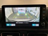 リバースギアに入れるだけで後方の表示へ切り替わります。夜間や雨の日の駐車も楽になりますよ。
