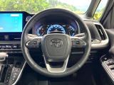 インテリアに合わせたデザインのステアリングは、運転される方のことも考え、運転しやすい形状、大きさです。是非一度、実際に触ってお確かめください。