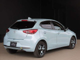 斜め後ろからのラインはコンパクトカーと思えないほどの躍動感が魅力的なMAZDA2です。